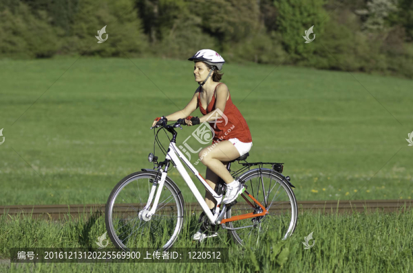 女孩騎自行車