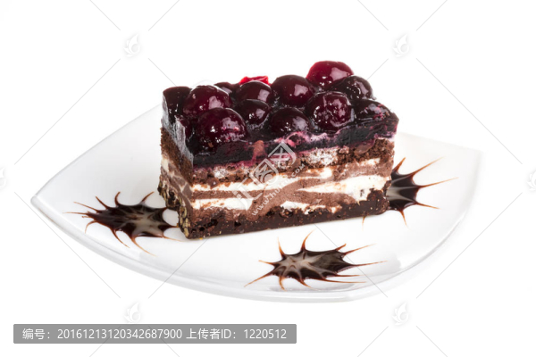 白底上有櫻桃的巧克力蛋糕