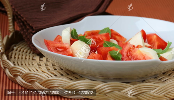 傳統(tǒng)的意大利卡普雷塞沙拉