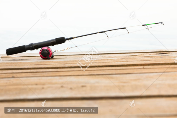 甲板上的魚竿和卷軸