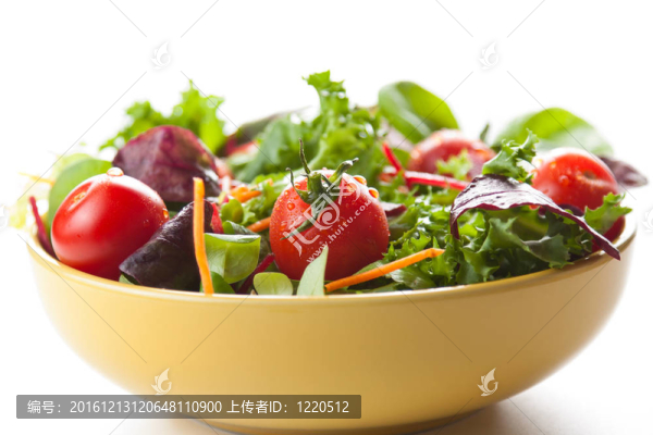 一碗西紅柿鮮綠色沙拉