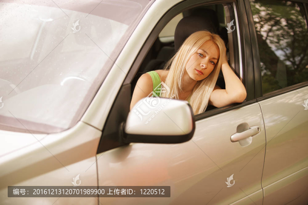 車?yán)锏哪贻p女人