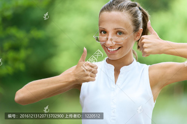 女人表現(xiàn)出一切都OK的手勢(shì)