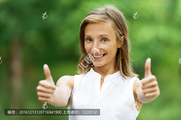 女人表現(xiàn)出一切都OK的手勢