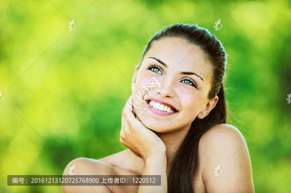 光著肩膀的女人笑著抬起頭