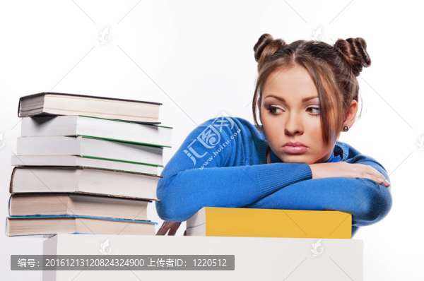 年輕女子讀白書(shū)孤立