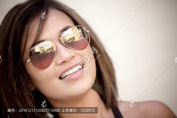 女人戴著墨鏡