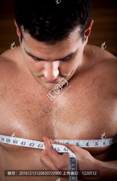 男子量胸