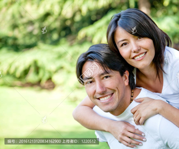 幸福的夫婦在戶外