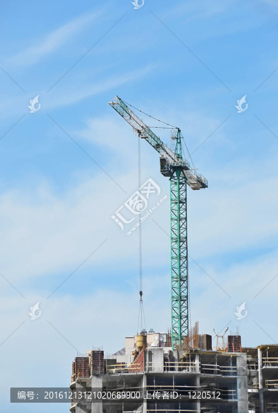 建筑起重機和建筑在藍天建設(shè)