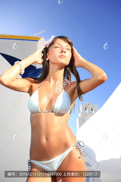 圣托里尼的年輕女人