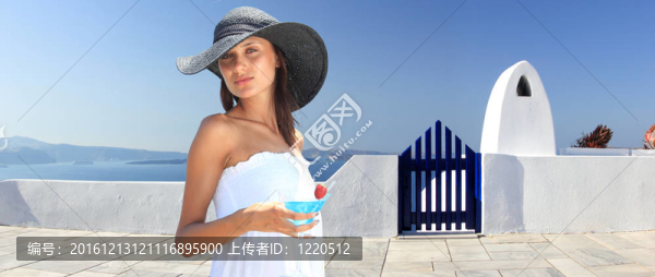 圣托里尼的年輕女人