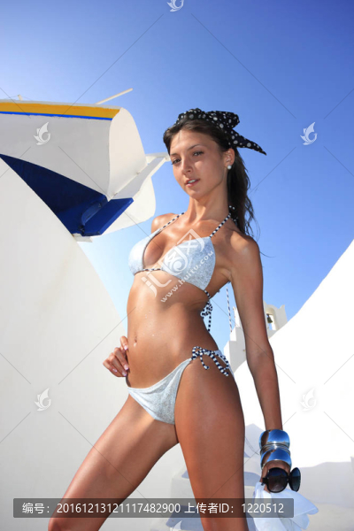 圣托里尼的年輕女人