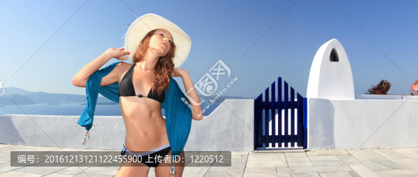 圣托里尼的年輕女人