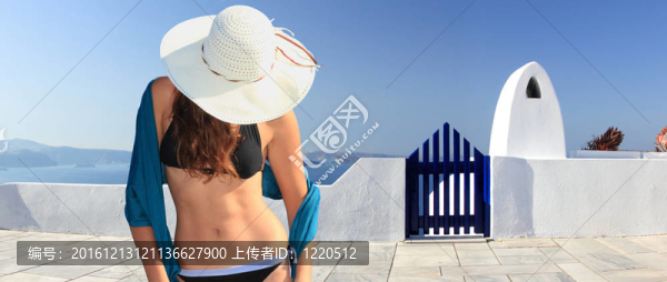 圣托里尼的年輕女人