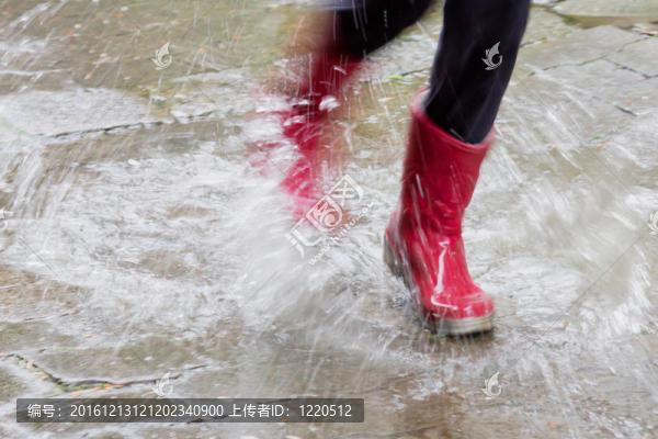 雨中的靴子