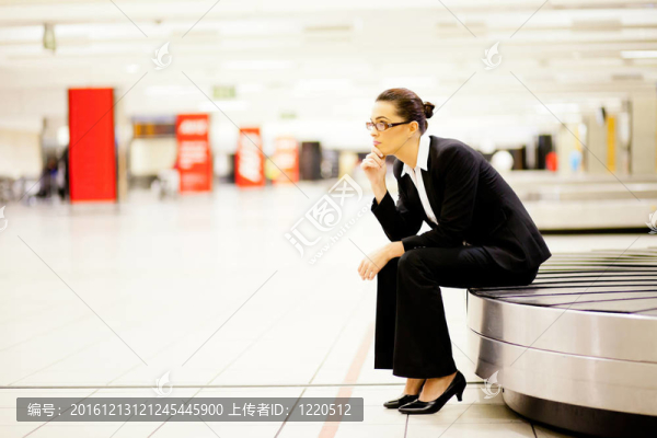 商人等待行李在機場