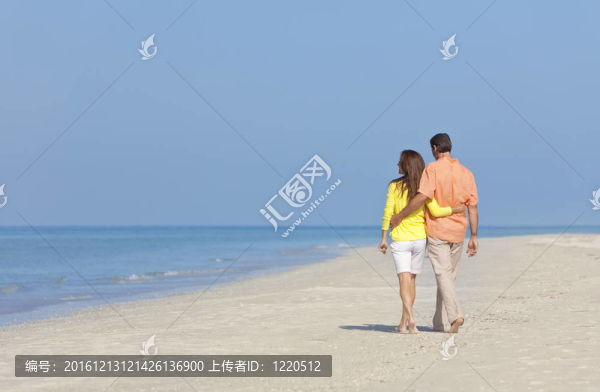 在空海灘上散步的情侶