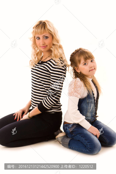 美麗的年輕母親和女兒