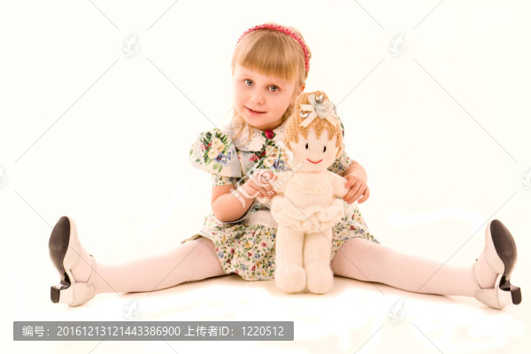 快樂的小女孩肖像娃娃