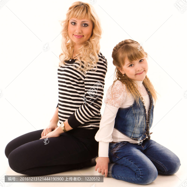 美麗的年輕母親和女兒