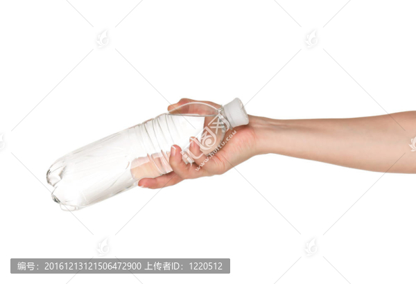手拿一瓶水