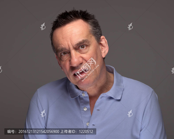 男人拉著一臉的不高興和痛苦