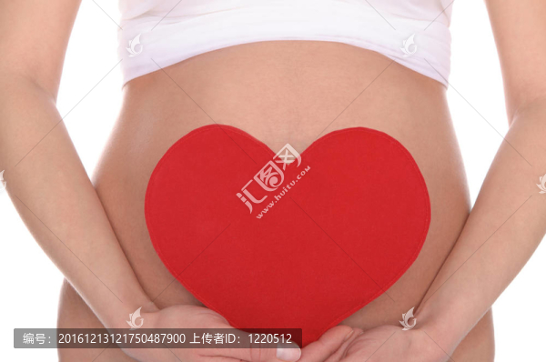 抱著紅心的孕婦