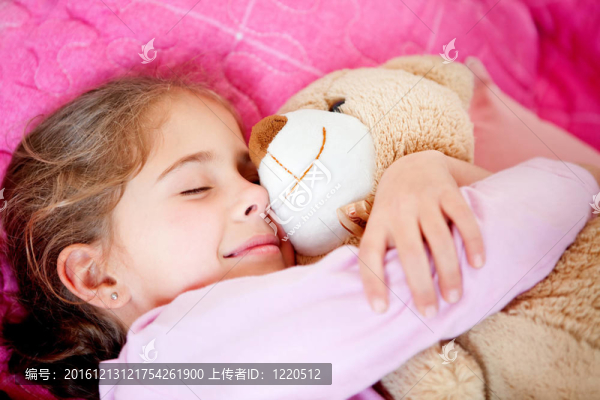 女孩與泰迪熊睡覺