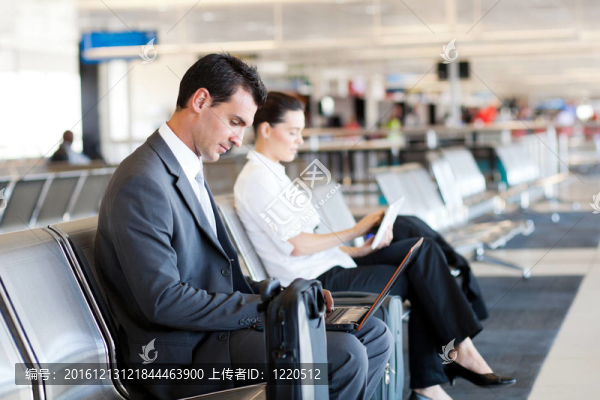 在機場的商人和商人