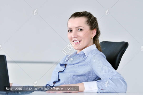 商界婦女與她的工作人員在后臺(tái)