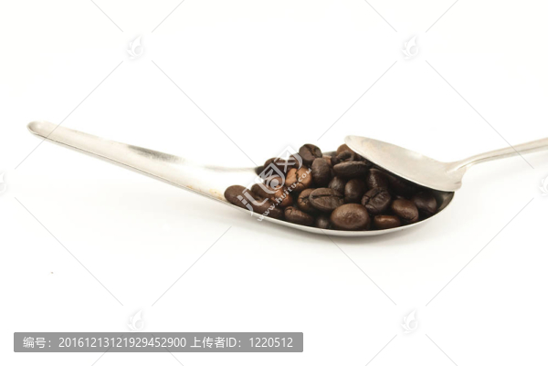 湯匙上的咖啡豆。