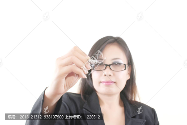 在白板上寫字的女士。