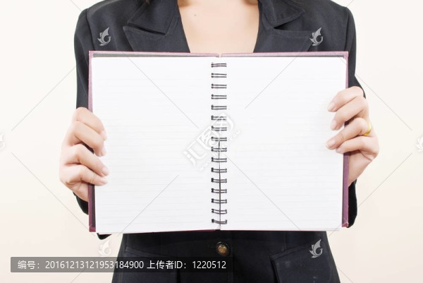 商務(wù)小姐展示空筆記本。