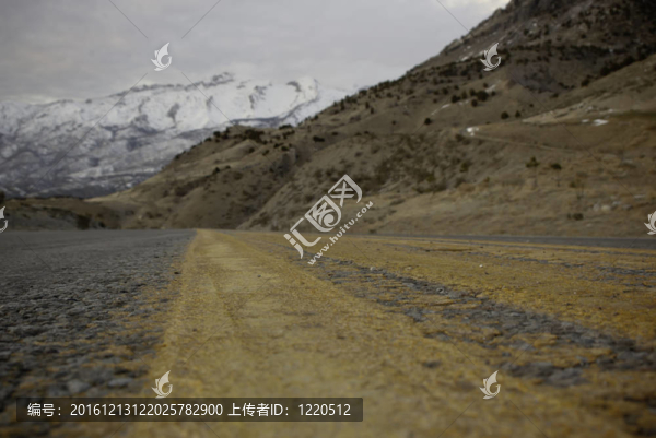 低角度的山區(qū)公路中心