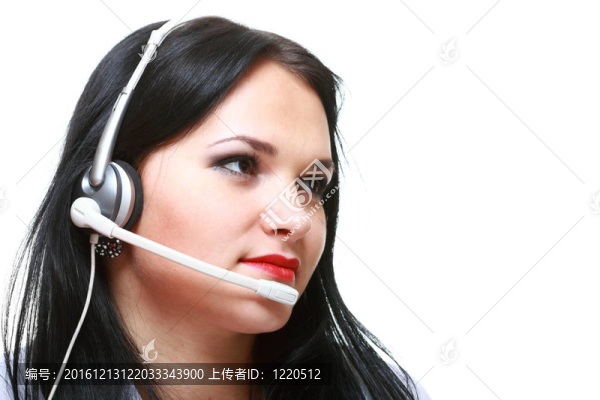 年輕的黑人女孩帶耳機(jī)