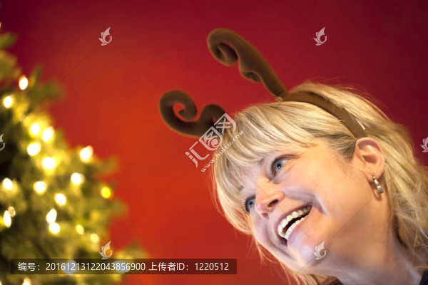 成熟女人享受圣誕節(jié)。
