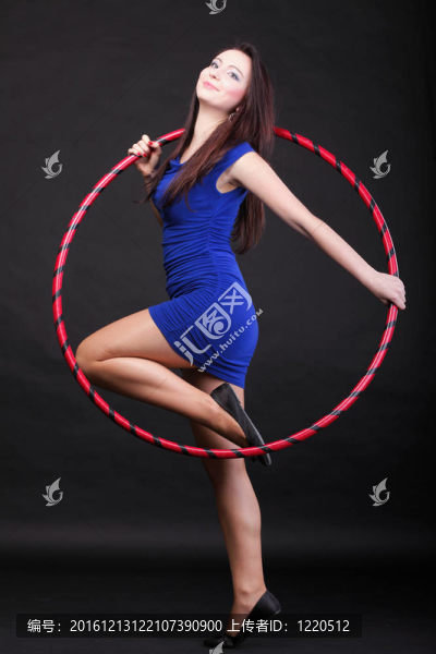 美麗的女子在藍(lán)舞箍