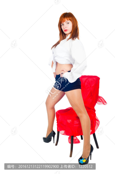 椅子上的漂亮女孩