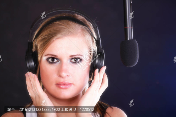 女子演唱搖滾歌曲麥克風(fēng)耳機(jī)