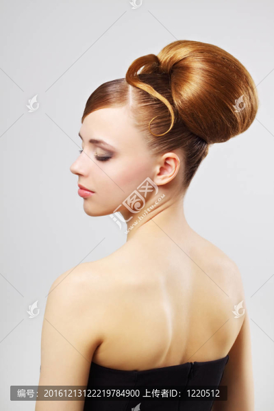 美麗的女孩與復(fù)古發(fā)型灰色
