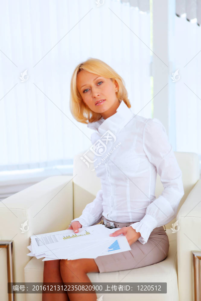 年輕漂亮的女人在上班時(shí)上班