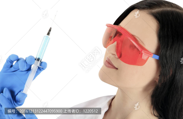 女醫(yī)生戴防護(hù)眼鏡配注射器