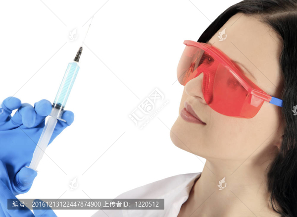 女醫(yī)生戴防護(hù)眼鏡配注射器