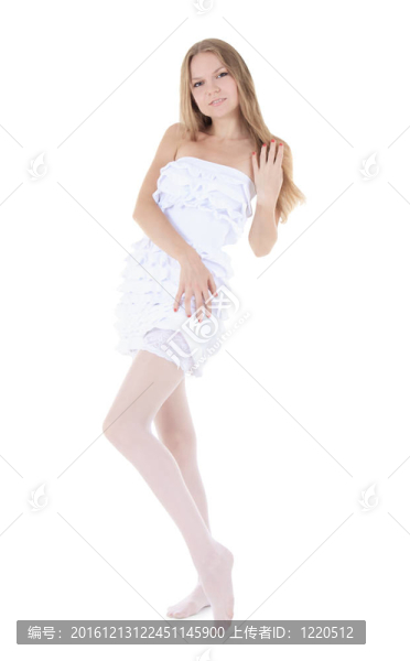 穿白色連衣裙的年輕金發(fā)女郎
