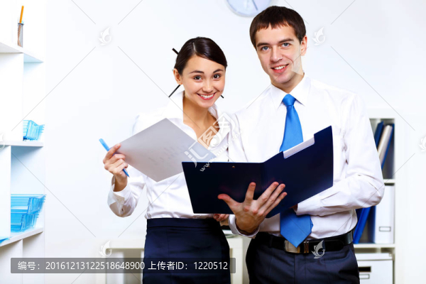 在辦公室的同事兩年輕業(yè)務(wù)