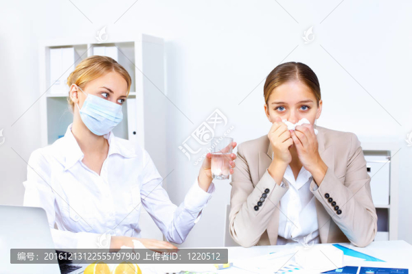 在工作場所有感冒和流感的人