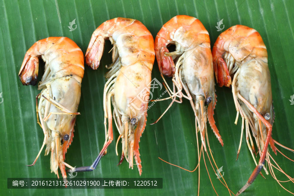 香蕉葉烤蝦排。