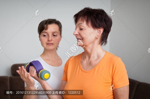 成熟的女人鍛煉與教練