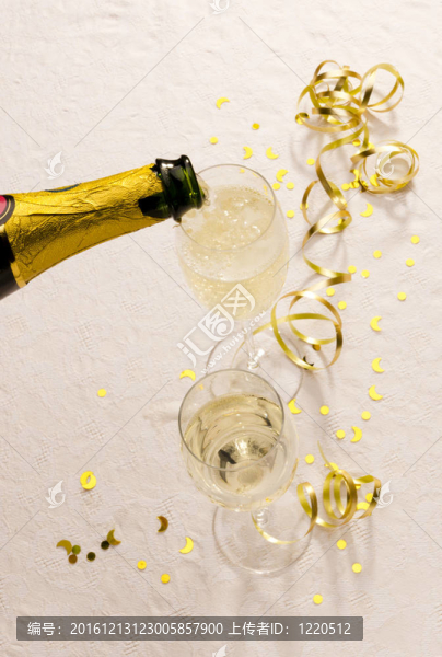 宴會桌上的香檳酒瓶